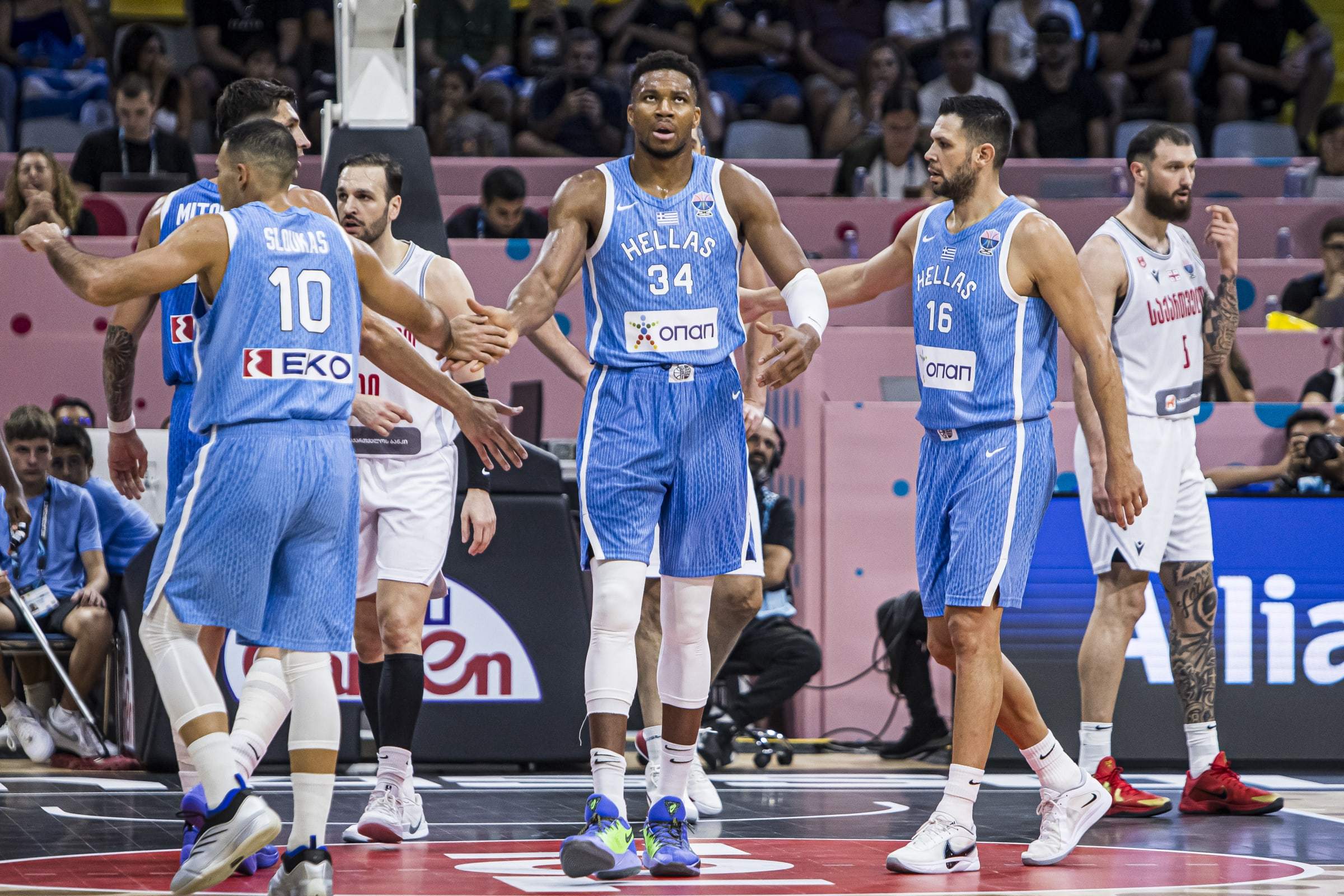 包含哥伦比亚队备战欧锦赛资格赛，士气高昂的词条